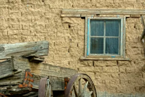 Charrette cassée devant une maison